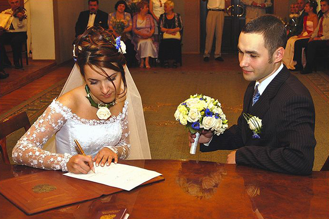 Сотрудники азербайджанских загсов не информируют население о брачном контракте