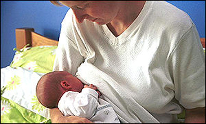 Молоко матери может защитить ребенка от астмы