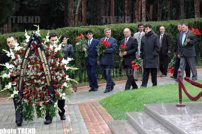 Министр культуры Таджикистана Асрори Мирзошохру возложил венок к могиле Гейдара Алиева