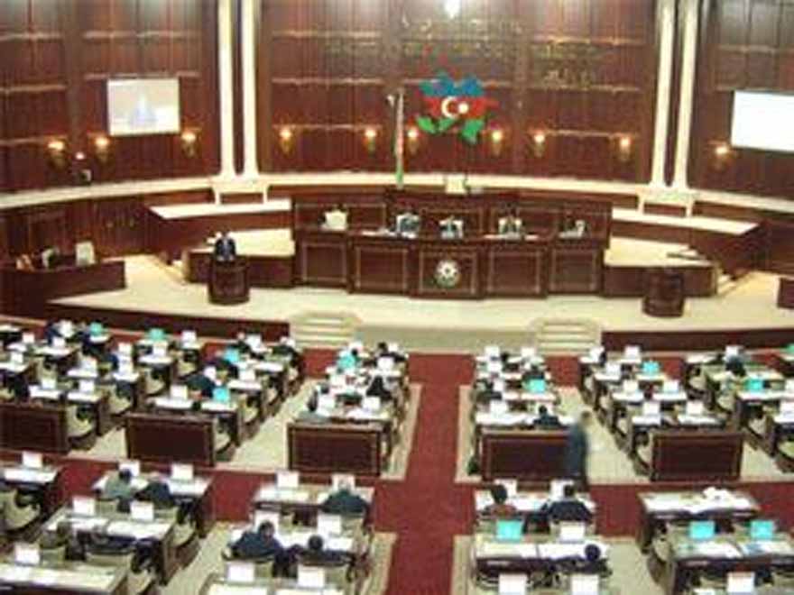 Azerbaijani parliament adopts changes to visa law