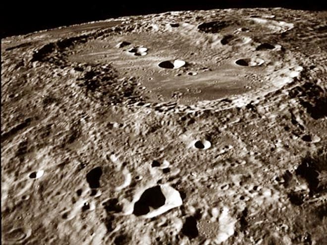 Серия снимков зондов на поверхности Луны выложена в Сети