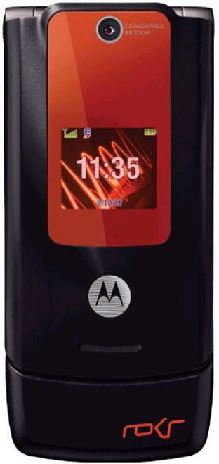 Фото Motorola MOTORIZR Z8 в полностью черном цвете и новой Motorola ROKR W5