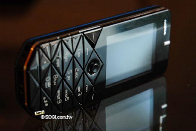 Телефон Nokia 7500 представлен официально