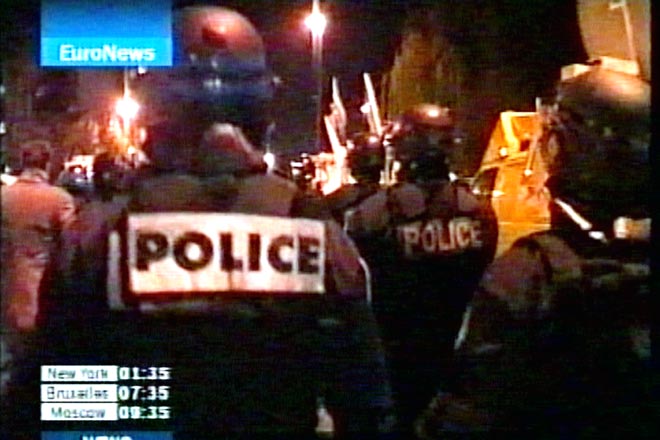 Youths riot for 3rd night outside   Paris(video)