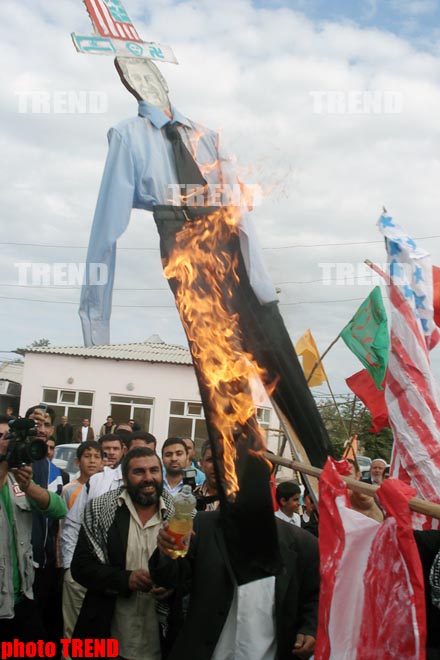 Flags of United States, Israel, United Kingdom and France Burnt down in Azerbaijani Capital (video)