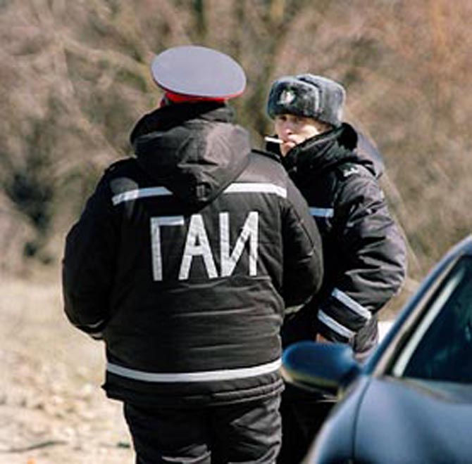 Злостный нарушитель ПДД протаранил в Москве машину ГАИ, тяжело ранив автоинспектора