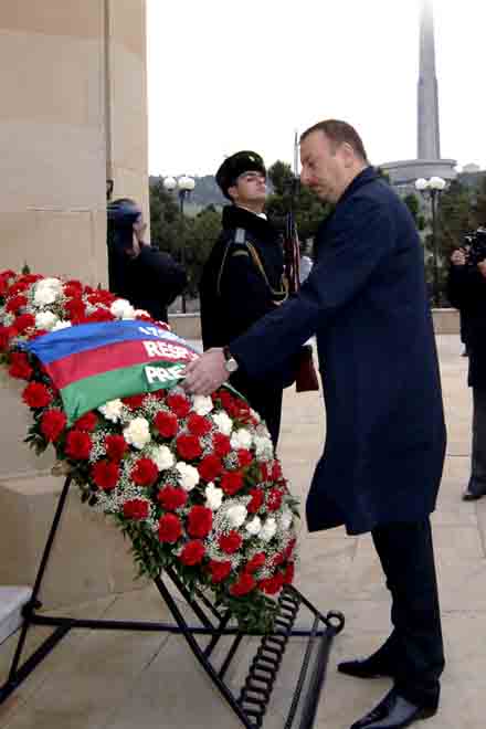 Президент Азербайджана Ильхам Алиев посетил Аллею Шехидов в Баку