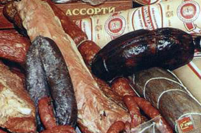 В Баку продолжают продавать запрещенную колбасу