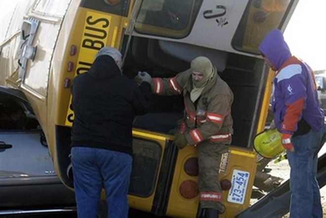 Məktəb avtobusu qəzaya uğradı, 8 nəfər yaralandı