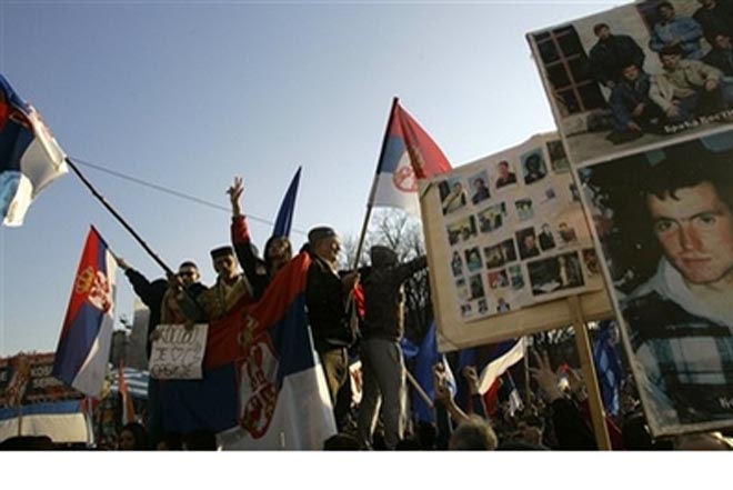 Serbs protesters attack UN police