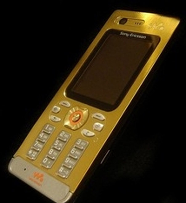 Sony Ericsson W880i in a gold coat