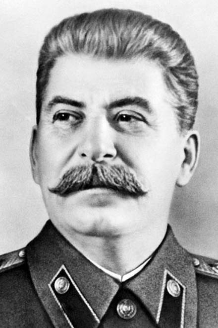 В Гори памятник Сталина обстреляли автоматами для пейнтбола