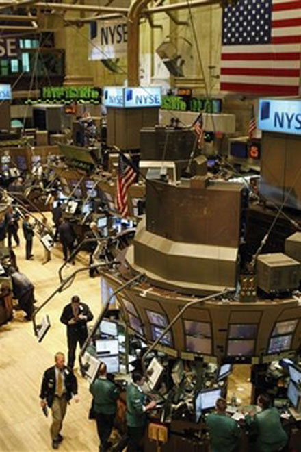 US stocks rally; Dow crosses 10,000 mark