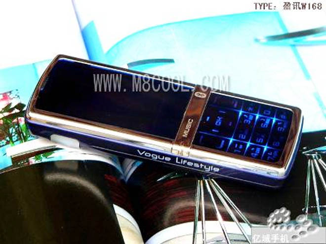 Неизвестный китайский производитель создал телефон с сенсорными экраном и клавиатурой - Gallery Image