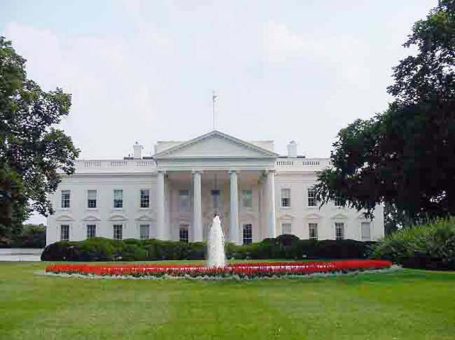Секретная служба США перекрыла входы и выходы из Белого дома