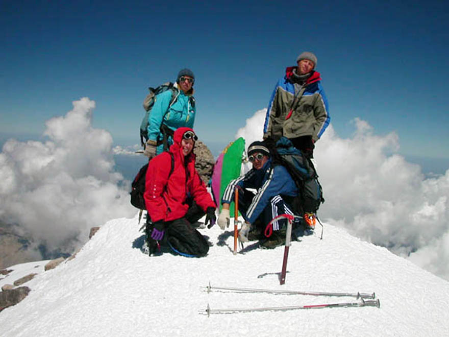 Азербайджанские альпинисты завоевали вершину Памира