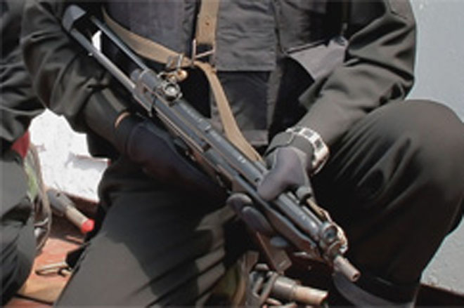 İranda dövlət idarəsində silahlı şəxs üç nəfəri girov götürüb