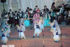 В Баку учащиеся музыкальной школы дали праздничный концерт (фотосессия)
