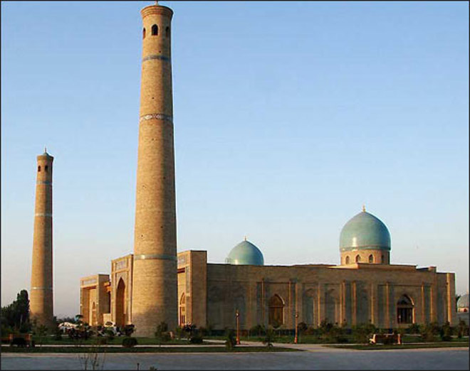 В столице Азербайджана приступили к сносу мечети, объявленной незаконно построенной