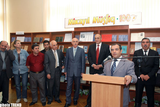 В Баку презентован трехтомник поэта Микаила Мушвига