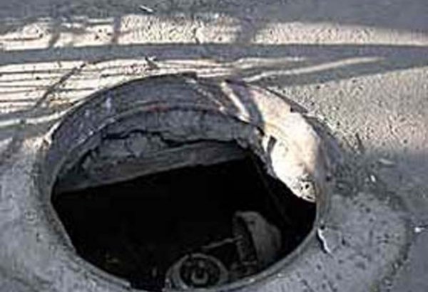 Naftalanda kanalizasiya quyusunda qalanlardan biri ölüb, 2-si xilas edilb