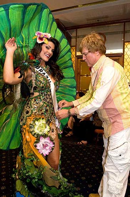 Участницы конкурса "Мисс Вселенная-2008" в национальных костюмах (фотосессия)