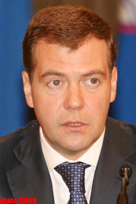 Медведев пригласил Меркель посетить в августе Россию