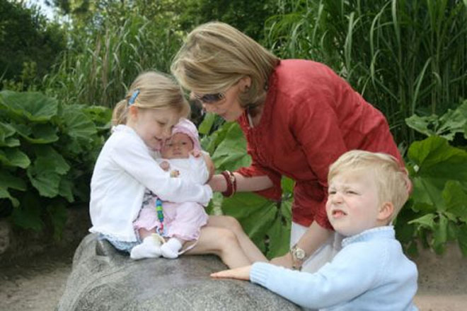 Королевская семья Бельгии в зоопарке (фотосессия)