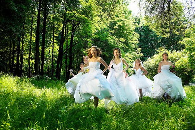 20 невест устроили заплыв в свадебных платьях