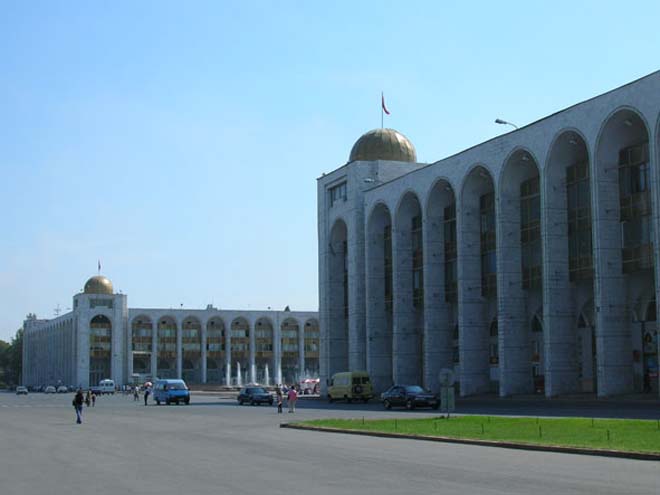 Azerbaijani and Armenian Defense Ministers Meet in Bishkek