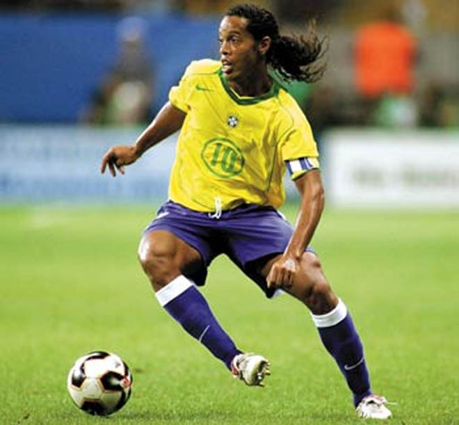 Ronaldinho signs up with Flamengo until 2014