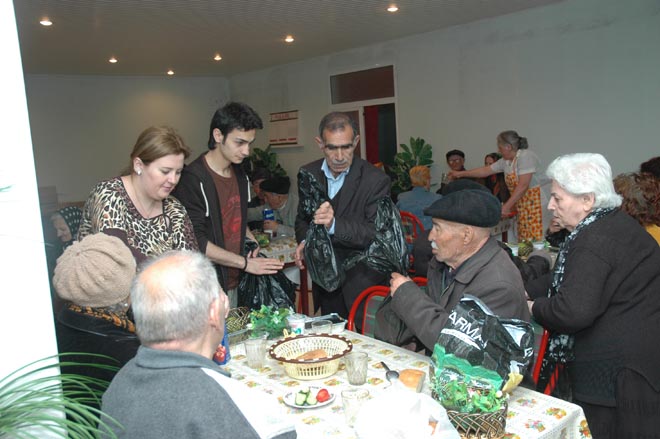 Палата аудиторов Азербайджана оказала продовольственную помощь беженцам, живущим в Лянкяране