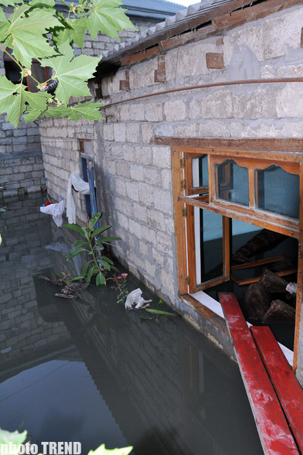 Bakıda kanalizasiya sisteminin növbəti dəfə sıradan çıxması nəticəsində evlər su altında qalıb (fotosessiya)