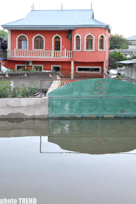 Bakıda kanalizasiya sisteminin növbəti dəfə sıradan çıxması nəticəsində evlər su altında qalıb (fotosessiya)