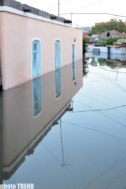 Güclü sel nəticəsində Oğuzda 50-dən çox evi su basıb, bəzi kəndlər işıqsız qalıb