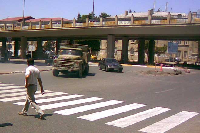 Перед всеми учебными заведениями Баку появится пешеходная разметка
