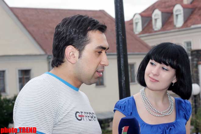 Азербайджанский певец Эльтон Гусейналиев покажет всем свою возлюбленную (фотосессия)