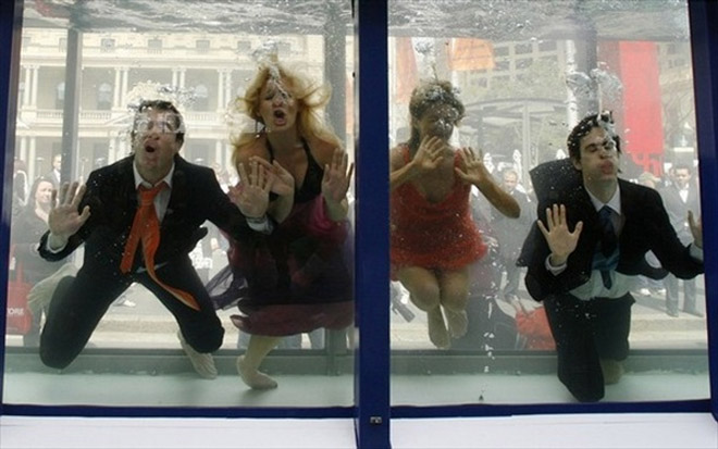Подводный показ моды в прозрачном аквариуме (фотосессия)