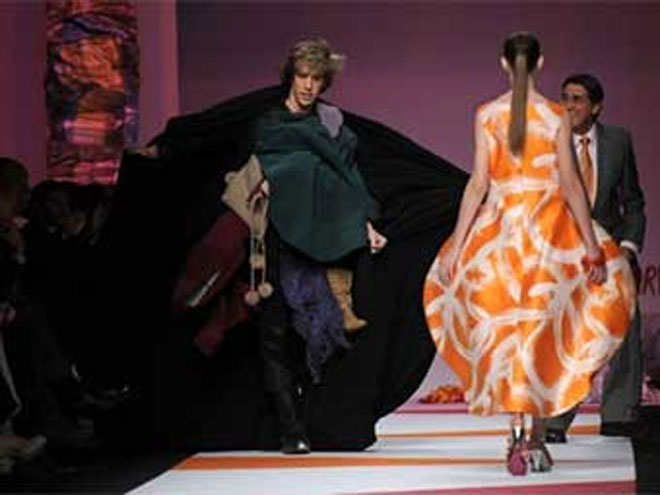 Британский комик Cаша Барон Коэн попытался сорвать модный показ в Милане