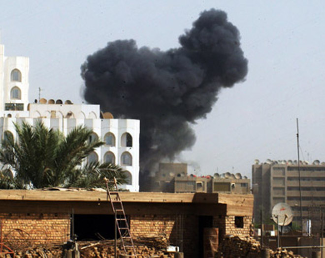 Bağdat'ta askeri kışlaya bombalı saldırı