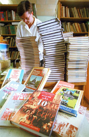 На бакинском книжном рынке конфискованы сотни бесплатных учебников