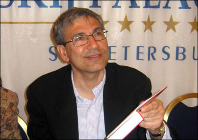 Turkish Nobel Laureate Pamuk supports constitutional referendum