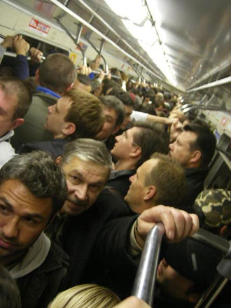 Час пик бакинского метро: огромная толпа, одна дверь и один эскалатор