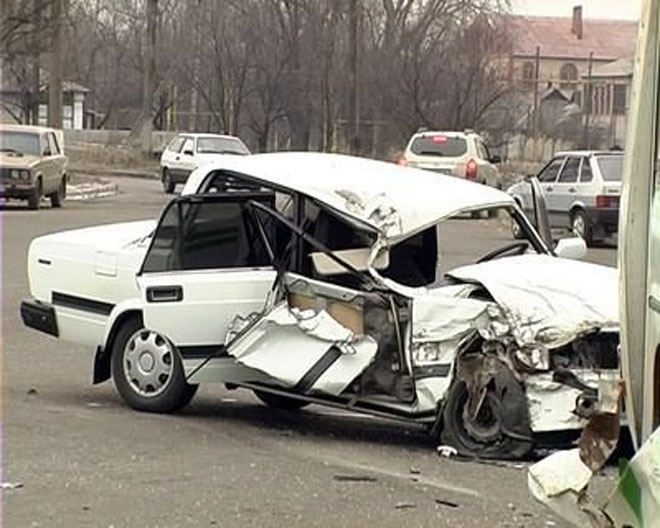 В Баку скончался водитель, врезавшийся в бордюр
