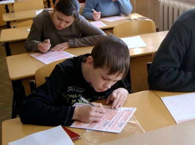 На выпускные экзамены бакинские школьники пришли "вооруженными до зубов"