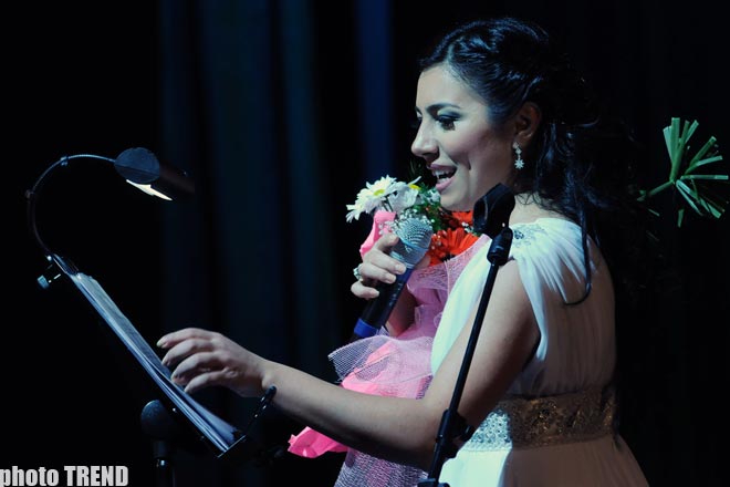 Я объелся азербайджанского кябаба, поэтому еле-еле наклоняюсь за цветами- турецкий певец Алишан (фотосессия)