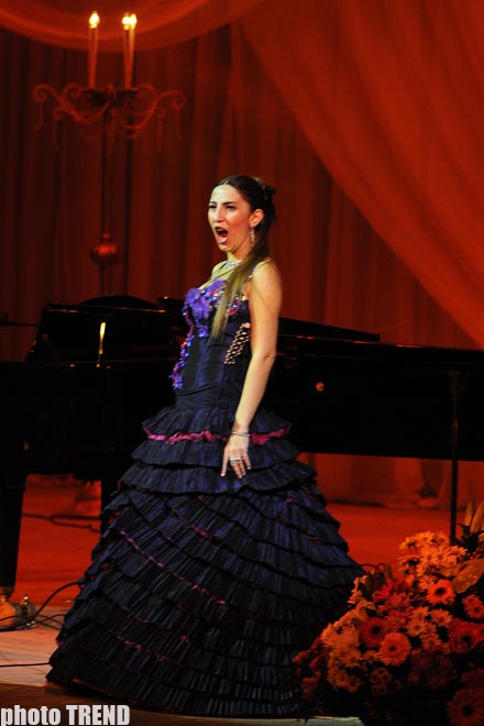 Для азербайджанской оперной певицы платья будет шить английский модельер
