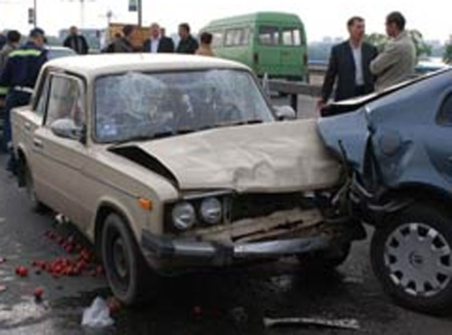 В Баку ночью автомобиль врезался в препятствие – есть погибший