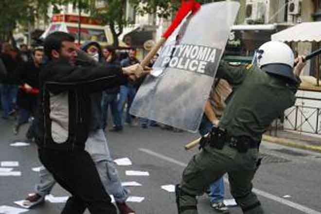 В Афинах продолжаются столкновения полиции с  демонстрантами