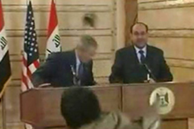 Иракский журналист обстрелял Джорджа Буша своими ботинками и назвал его  "собакой" (видео)